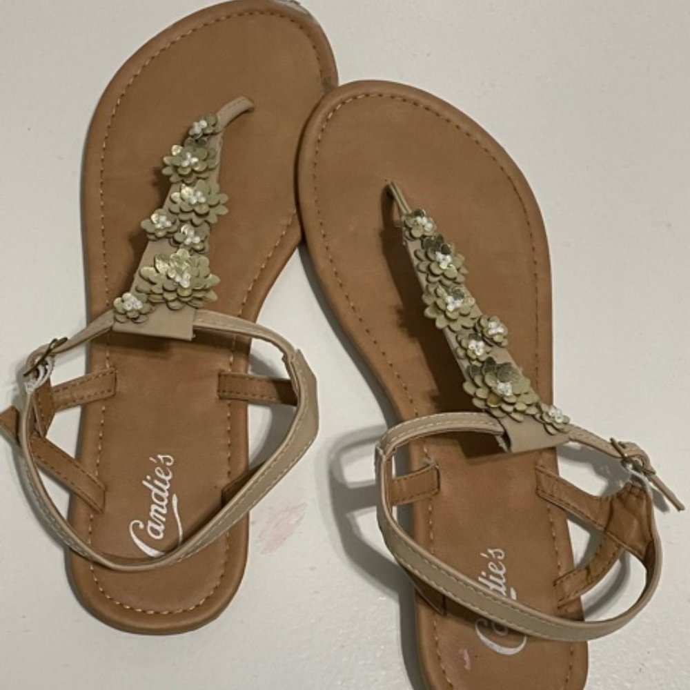 Candies Cream and White floral thong sandals  7/8